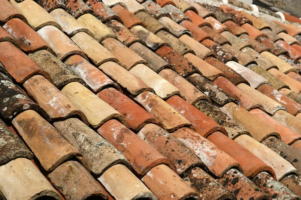 Täcka av ett tak att göra intressanta mönster. — Stockfoto