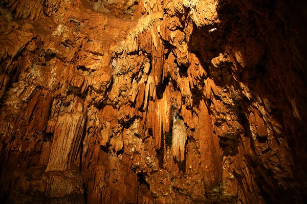 Stalactites et stalagmites dans une grotte Beredine, Croatie — Photo