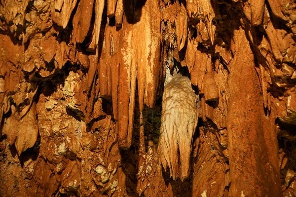 朝腰パール钟乳石和石笋在洞穴 Beredine 克罗地亚 — 图库照片