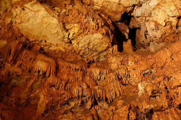 Σταλακτίτες και σταλαγμίτες σε μια σπηλιά beredine, Κροατία — Φωτογραφία Αρχείου
