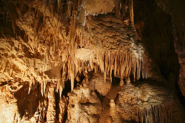 Stalaktity a stalagmity v jeskyni beredine, Chorvatsko — Stock fotografie