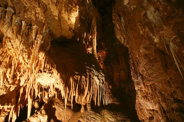 Sztalaktitok és sztalagmitok, a barlang beredine, Horvátország — Stock Fotó