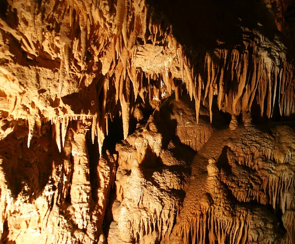 Sztalaktitok és sztalagmitok, a barlang beredine, Horvátország — Stock Fotó