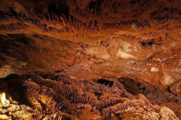朝腰パール钟乳石和石笋在洞穴 beredine，克罗地亚 — 图库照片