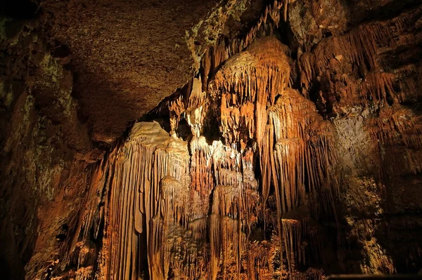Stalattiti Stalagmiti Una Grotta Beredine Croazia — Foto Stock