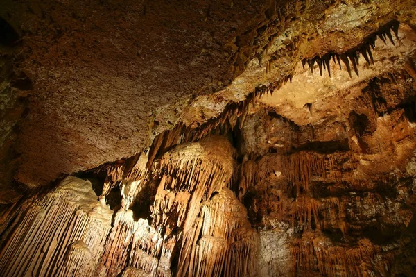 Stalattiti e stalagmiti in una grotta Beredine, Croazia — Foto Stock