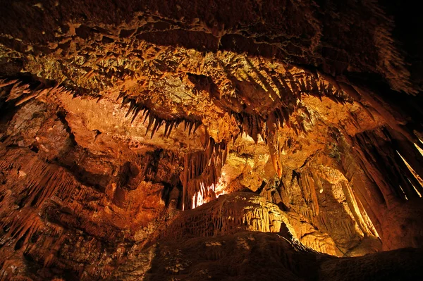 Stalactieten en stalagmieten in een grot beredine, Kroatië — Stockfoto