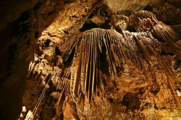 Sarkıt ve dikitler içinde bir mağara beredine, Hırvatistan — Stok fotoğraf