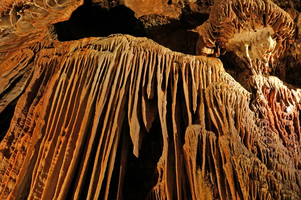 Stalaktiten und Stalagmiten in einer Höhle Beredine, Kroatien — Stockfoto