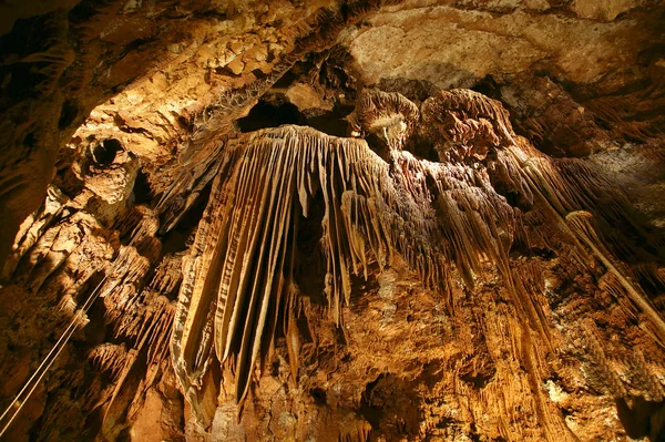 Estalactites e estalagmites numa caverna Beredine, Croácia — Fotografia de Stock