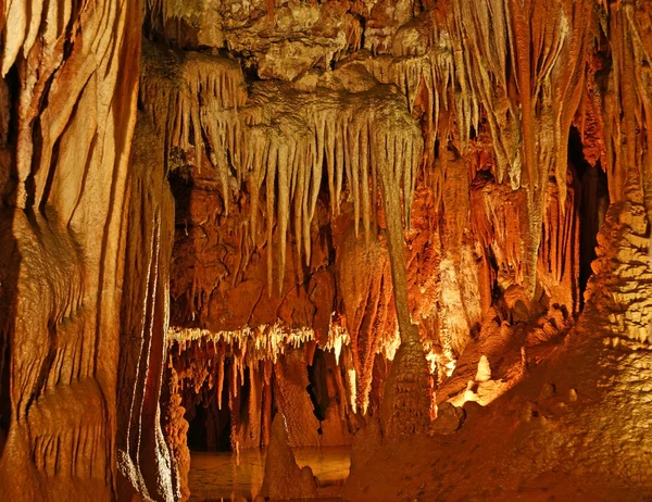 朝腰パール钟乳石和石笋在洞穴 beredine，克罗地亚 — 图库照片