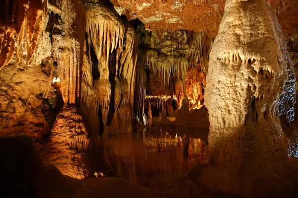 Stalactieten en stalagmieten in een grot beredine, Kroatië — Stockfoto