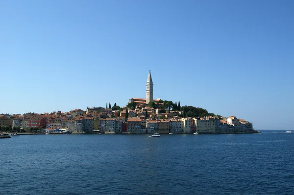 Eski şehir rovinj denizden--Hırvatistan şehir görünümünü n üzerinde yer almaktadır. — Stok fotoğraf