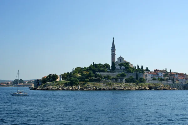 クロアチア北アドリア海沿いの都市から古い都市ロヴィニの眺め — ストック写真