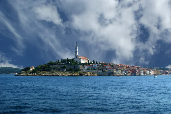 Weergave van de oude stad rovinj uit de zee--stad in Kroatië ligt op de n — Stockfoto