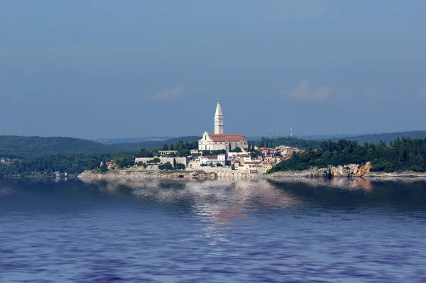 Widok na Stare Miasto rovinj od morza - miasto w Chorwacji znajduje się na n — Zdjęcie stockowe