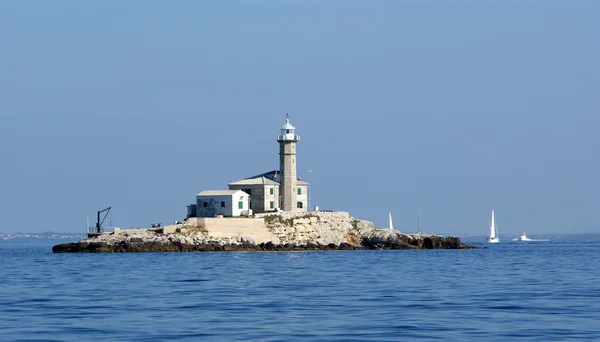 快晴の天気の海の灯台 — ストック写真
