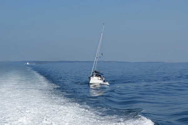 Paysage marin avec yacht par une journée d'été ensoleillée — Photo