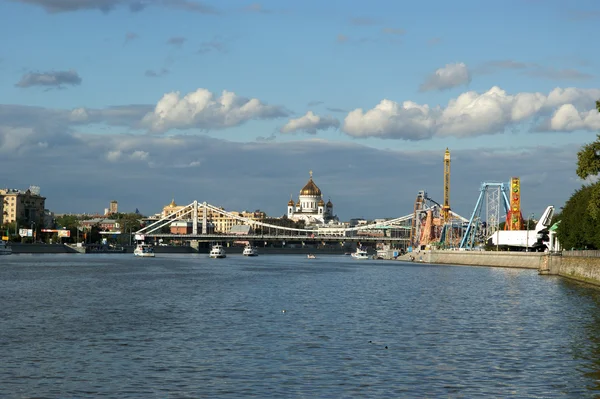 A pushkinskaya quay, Moszkva, Oroszország-a Megváltó Krisztus-székesegyház — Stock Fotó