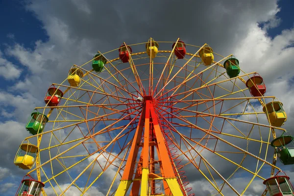 Cazibe Carousel Dönme Dolap Bulutlu Gökyüzü Arka Plan Üzerinde — Stok fotoğraf