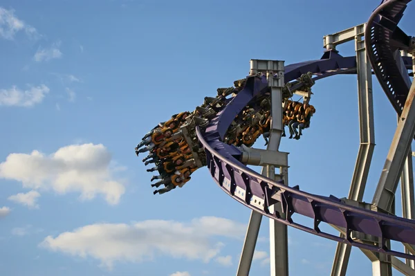 bir cazibe trenine yakın gökyüzüne karşı