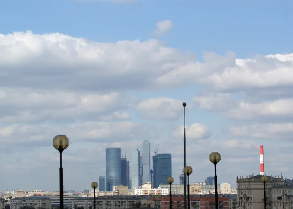 Överblick över staden Moskva från en utsiktsplattform — Stockfoto