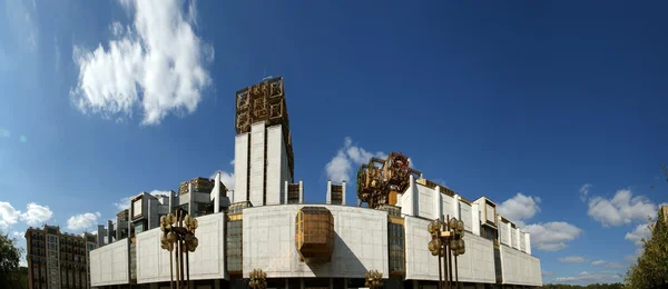 El edificio del Presidium de la Academia Rusa de Ciencias (panorámica ) —  Fotos de Stock