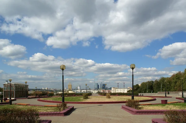 莫斯科市附近的俄罗斯科学院主席团大厦观景平台从一般视图 — 图库照片