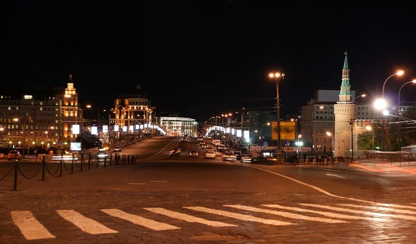 Wgląd nocy wielki kamienny most w nocy, Moskwa, Federacja Rosyjska — Zdjęcie stockowe