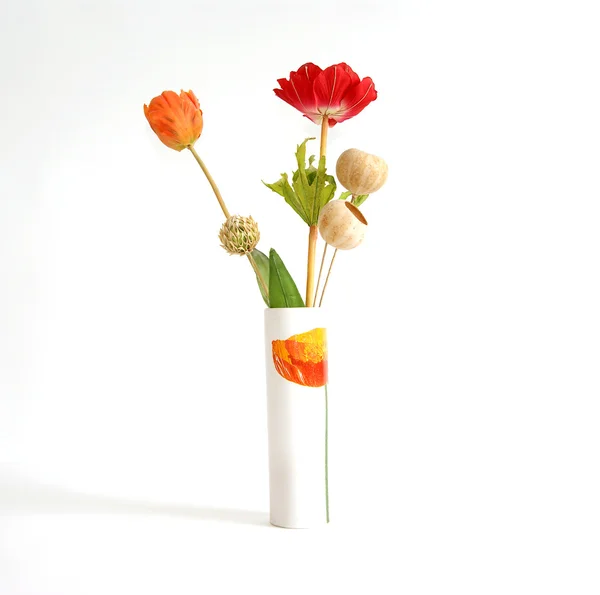 Buquê de flores em um vaso em um fundo branco — Fotografia de Stock