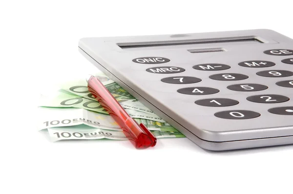 Uma grande calculadora com uma caneta vermelha e as contas de cem euros — Fotografia de Stock