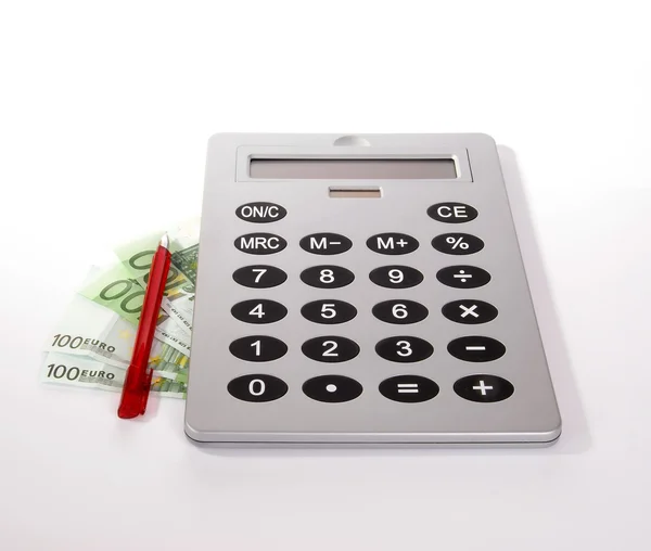 Una calculadora grande con un bolígrafo rojo y los billetes de cien euros — Foto de Stock