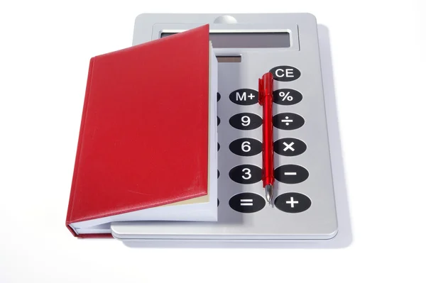 Gran calculadora y cuaderno rojo para notas diarias de referencia con un bolígrafo en un — Foto de Stock