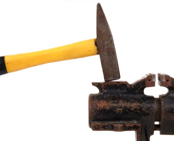 Rostiger alter Schraubstock und ein Hammer auf weißem Hintergrund — Stockfoto