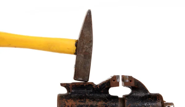 Rusty vecchia morsa panca e un martello su uno sfondo bianco — Foto Stock