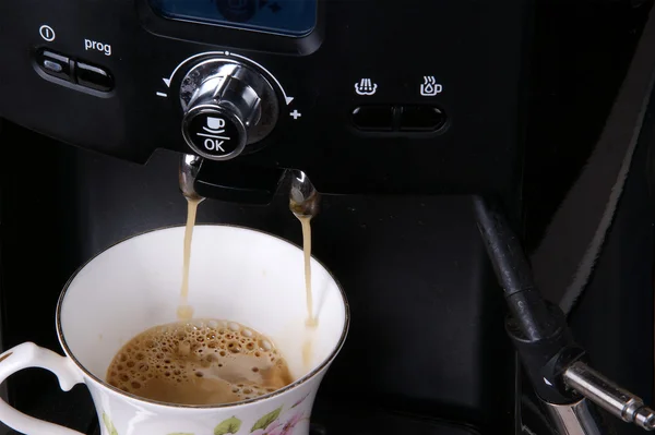Espresso versato in una tazza, primo piano — Foto Stock