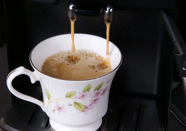 Espresso pouring into a cup, closeup — Stock Photo, Image