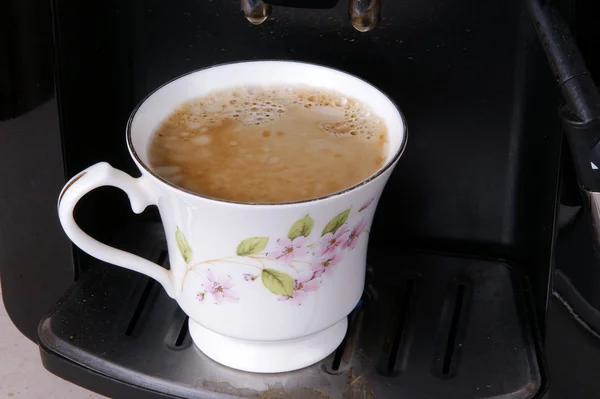 Espresso pouring into a cup, closeup — Stock Photo, Image