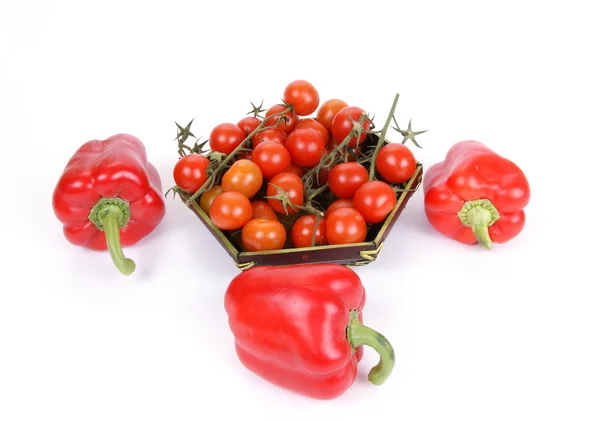 Tomate cereza y pimiento rojo, sobre fondo blanco —  Fotos de Stock