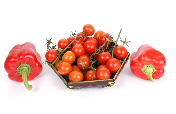 Tomate cereja e pimenta vermelha, sobre um fundo branco — Fotografia de Stock