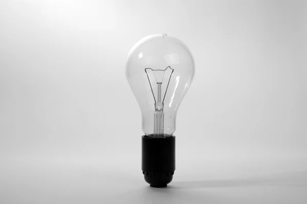 Grande lampe électrique incandescente brossée, contre un fond sombre — Photo