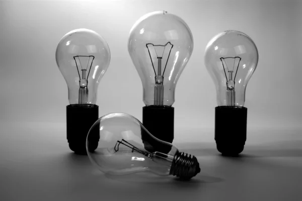 Grande lampada ad incandescenza elettrica spazzolata, contro uno sfondo scuro — Foto Stock