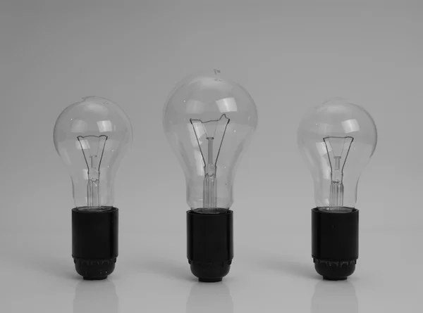 Lámpara incandescente eléctrica cepillada grande, contra un backgro oscuro — Foto de Stock