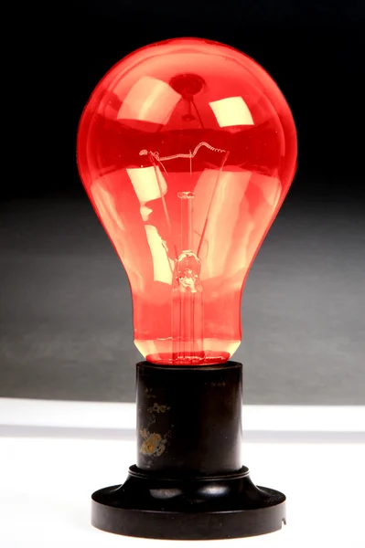 Lámpara incandescente eléctrica cepillada grande, sobre un fondo oscuro —  Fotos de Stock