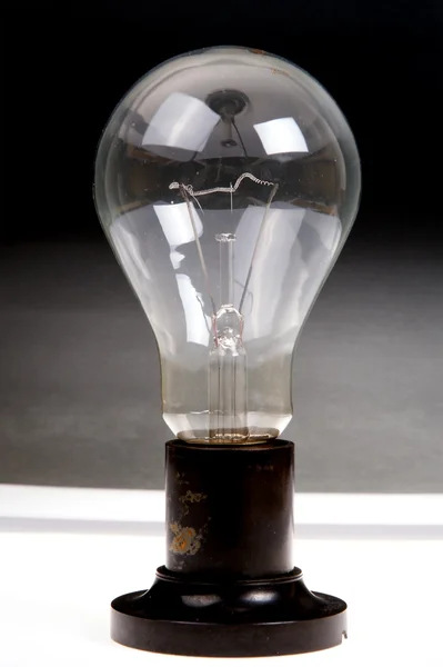 Duże szczotkowanego elektryczne lampy żarowej, na ciemnym tle — Zdjęcie stockowe