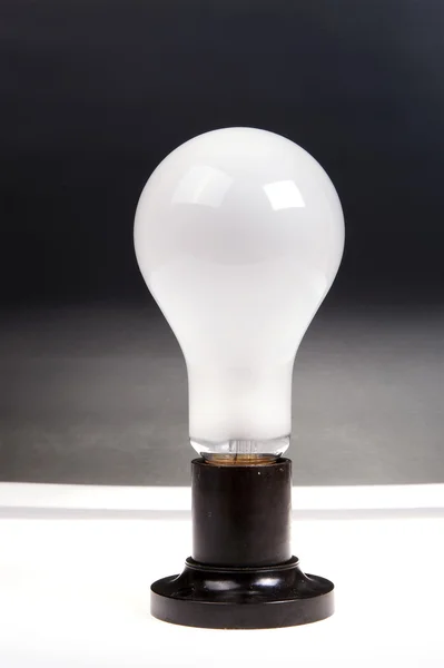 Grande lampada ad incandescenza elettrica spazzolata, su uno sfondo scuro — Foto Stock