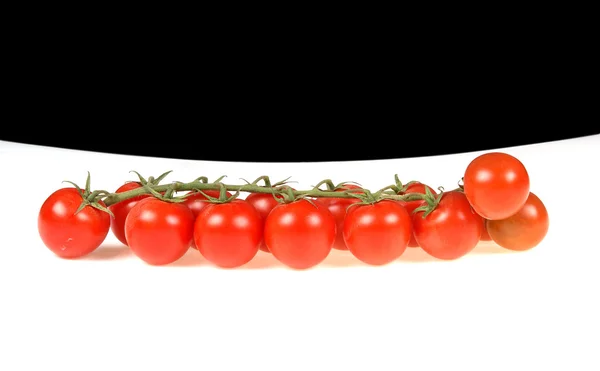Kirschtomate - ist eine kleinere Sorte von Tomaten im Garten, auf einer weißen und schwarzen — Stockfoto