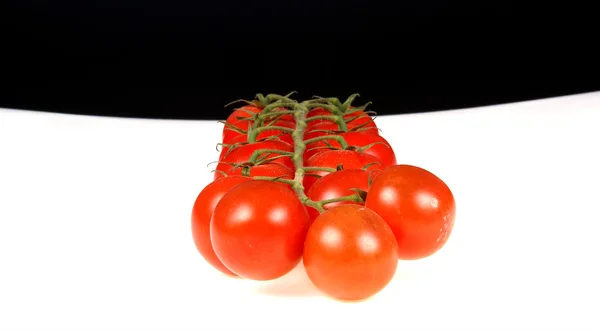 Cherry rajče – je menší zahradní odrůdy rajčete, na bílé a černé — Stock fotografie