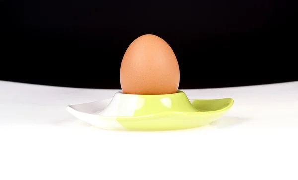 Huevo aislado sobre un fondo blanco — Foto de Stock