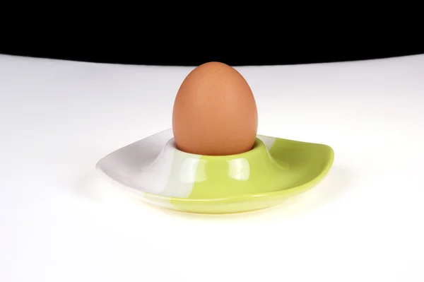 Huevo aislado sobre un fondo blanco —  Fotos de Stock